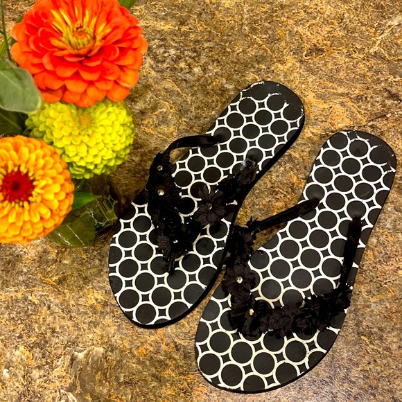 Summer Fun Flip Flops Black snd White with flowers - Picture 1 of 8